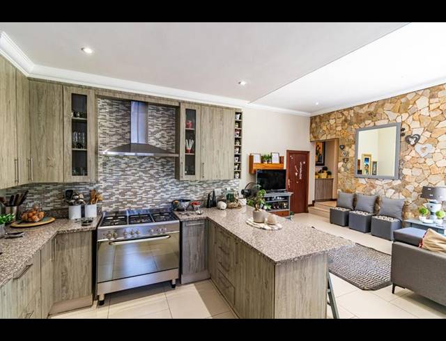 3 BEDROOM HOUSE FOR SALE IN MIDSTREAM ESTATE